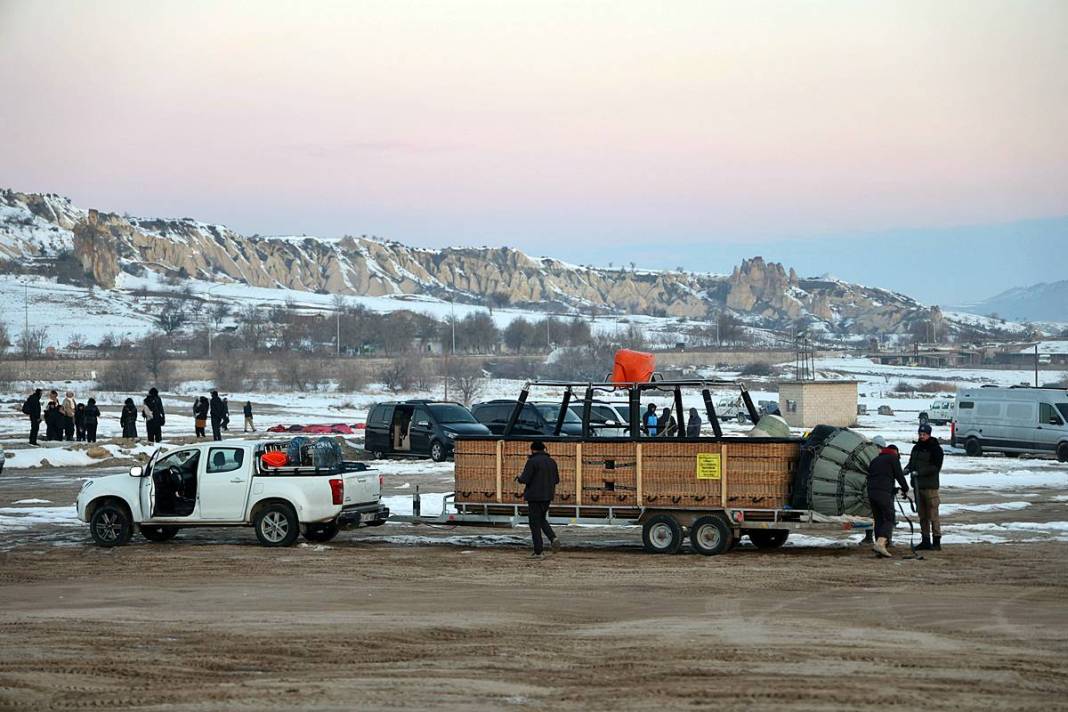 Beyaza bürünen Kapadokya büyüledi! Şehrin ışıkları geceyi aydınlattı 22